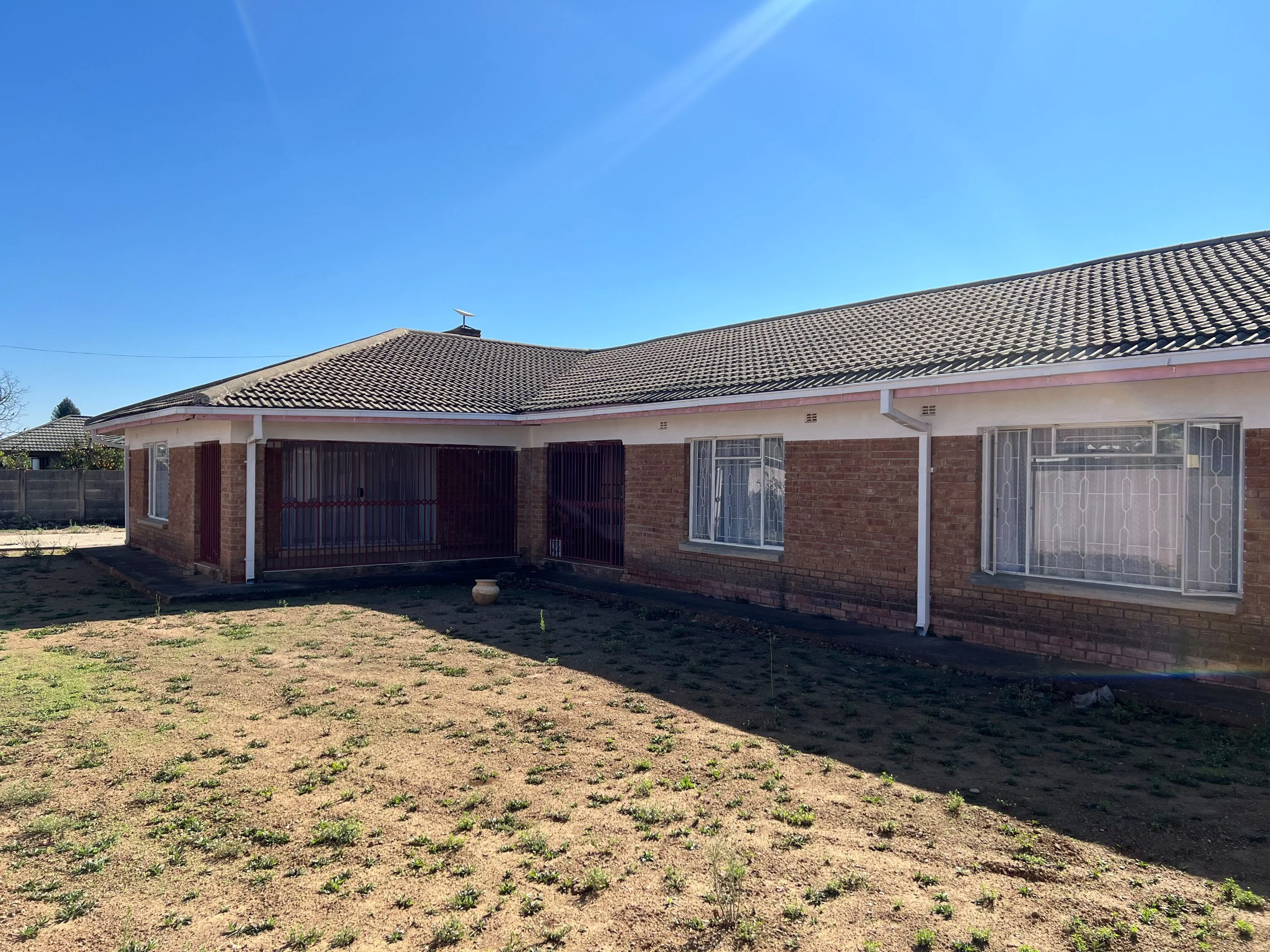 3 bed home in Selborne Park Close to Nust - image 1