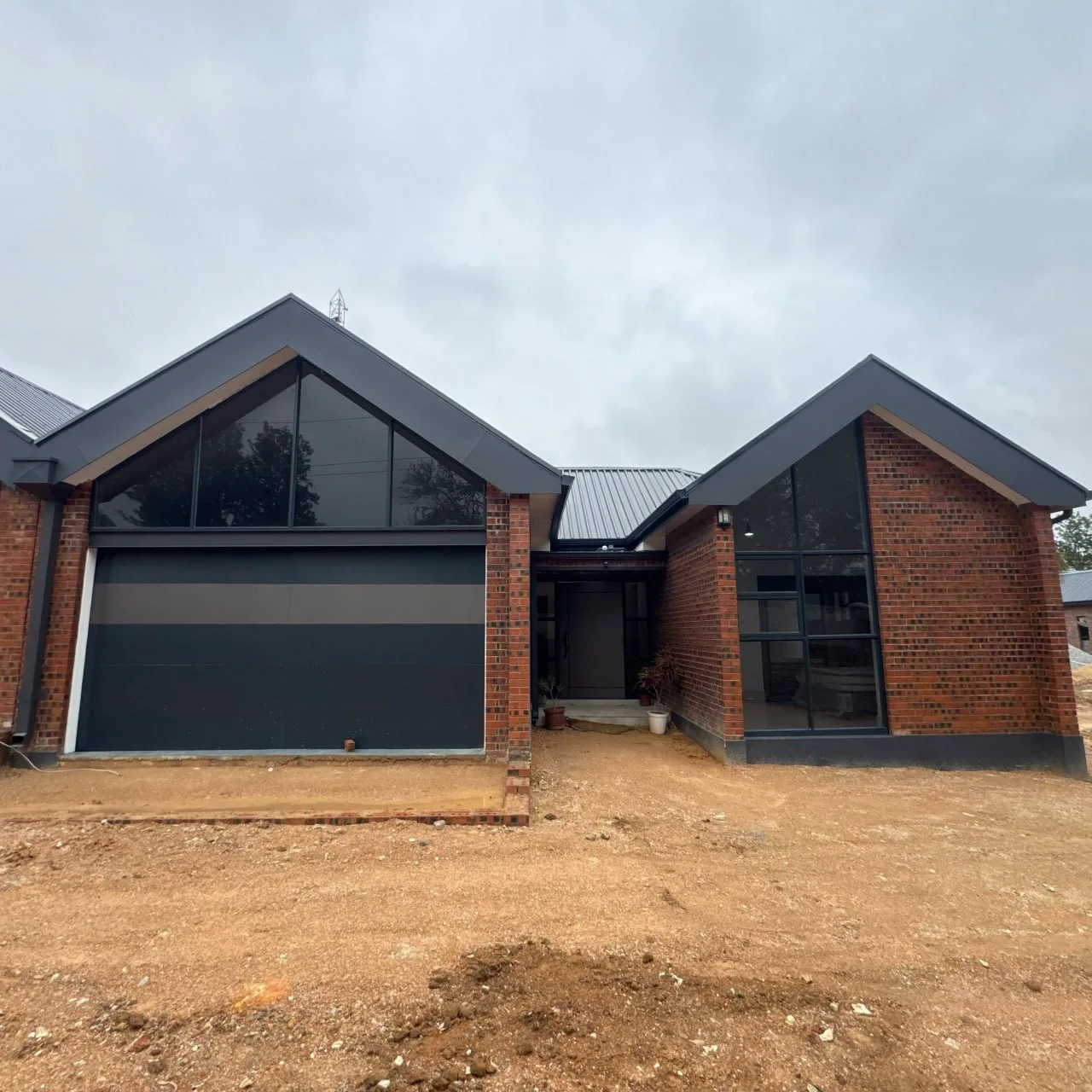 3 Bedroom Townhouse in Hillside - image 1