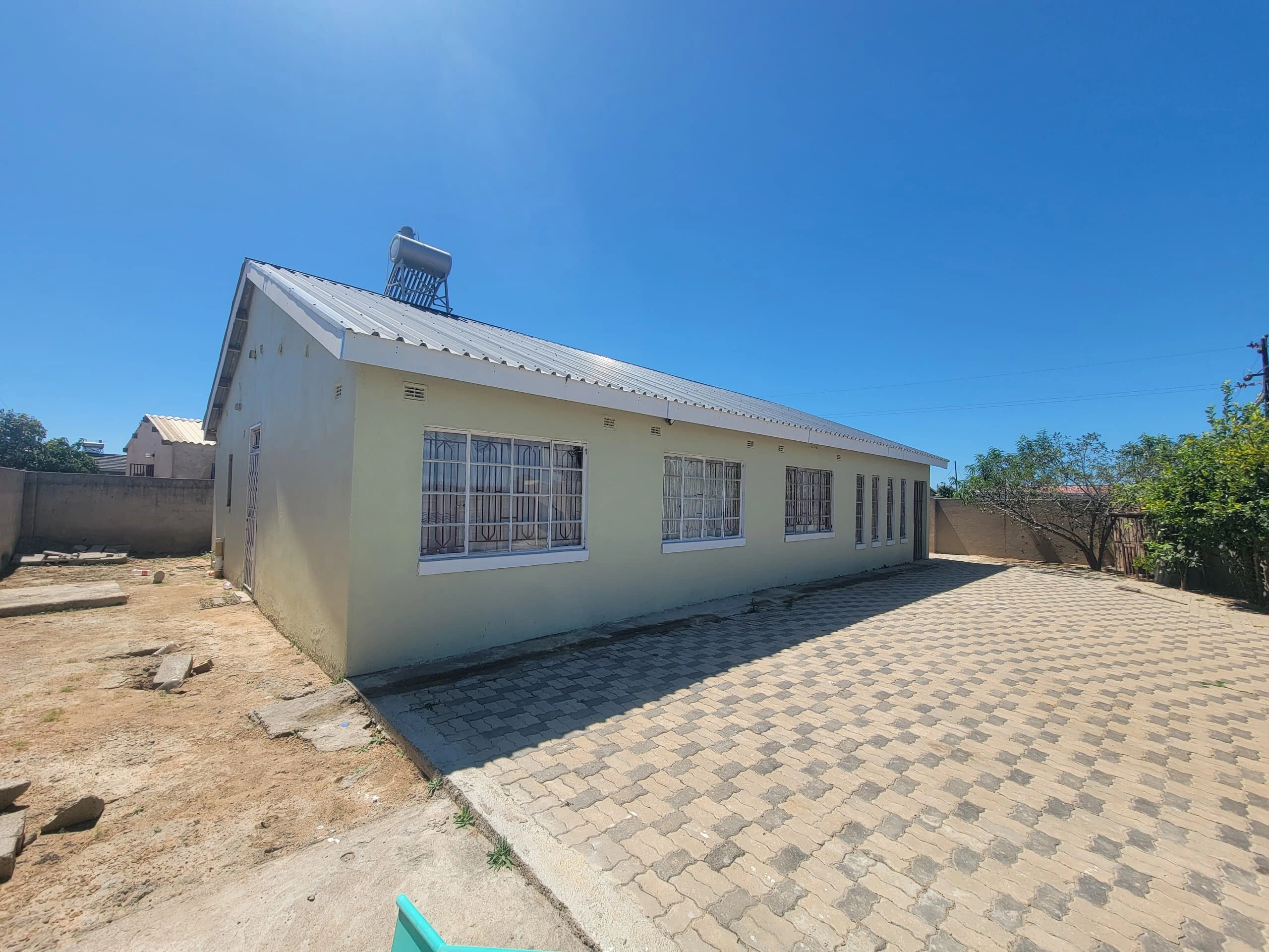 4 Bedroom House in Phelandaba West - image 2