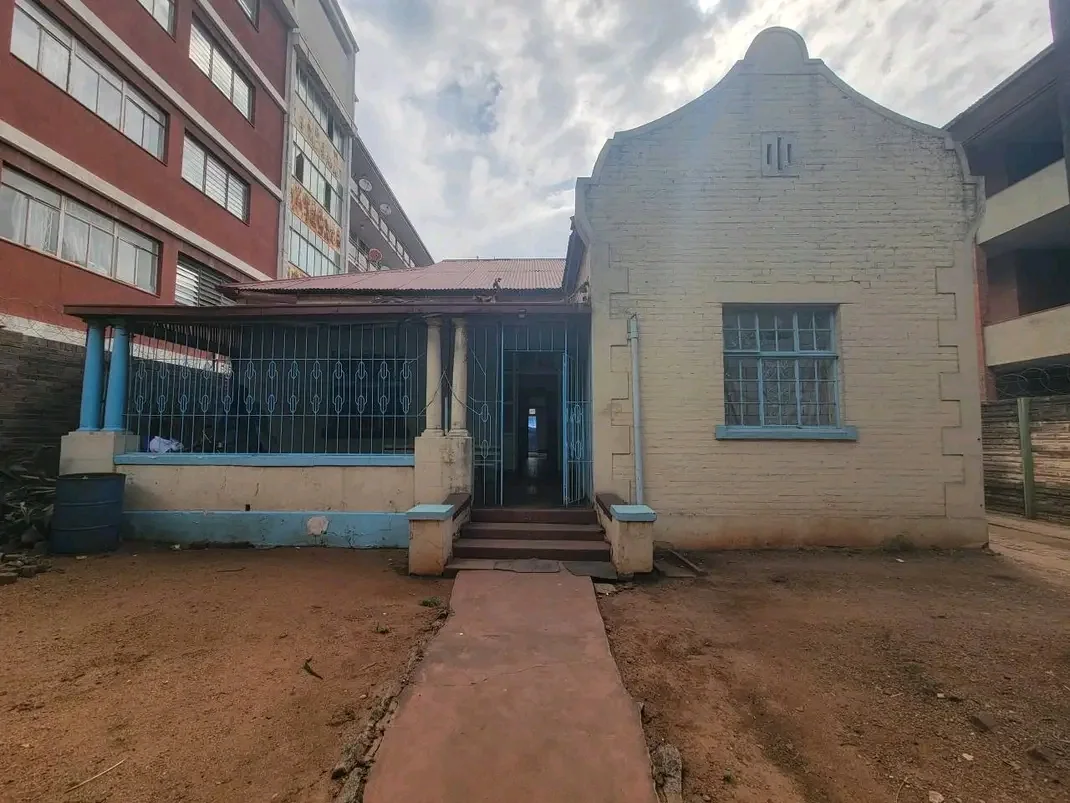 BULAWAYO, CBD TOWNHOUSE - image 1