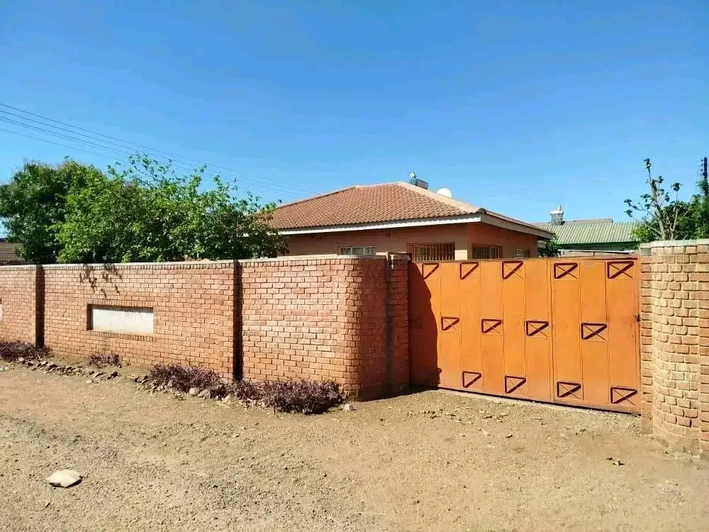 BULAWAYO, MAHATSHULA NORTH. 4 BEDS - image 1