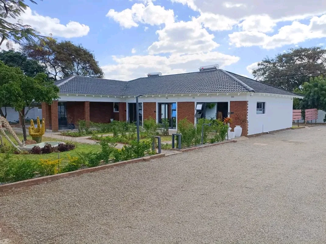 BULAWAYO SELBOURNE PARK. 7 BEDS ALL WITH ENSUITE - image 1